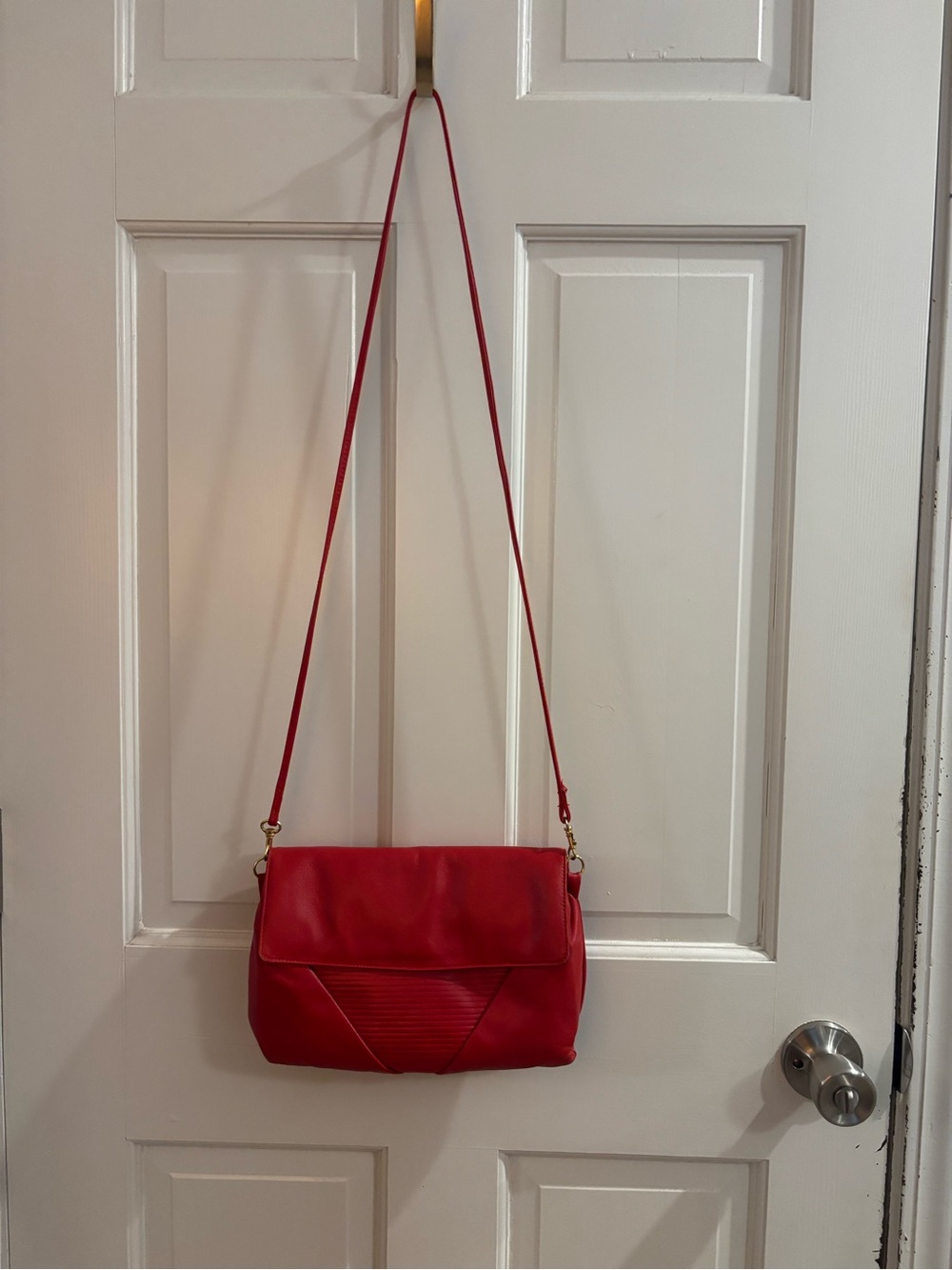 Vintage Sleek Red Crossbody Flap Bag with Adjustable Strap